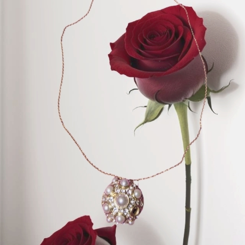 Elegant Gold and Pearl Necklace